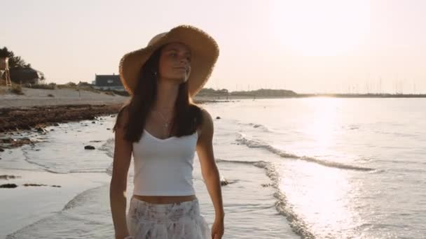 Sebuah Gambar Sedang Dari Seorang Wanita Muda Tersenyum Menikmati Pantai — Stok Video