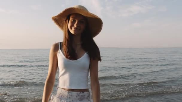 Een Middelmaat Opname Van Een Lachend Meisje Passerend Door Zee — Stockvideo