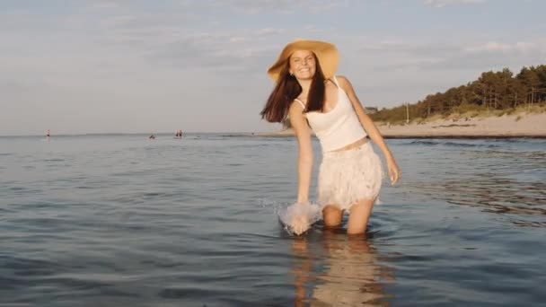 Široký Záběr Mladé Dívky Hrající Mořskou Vodou — Stock video