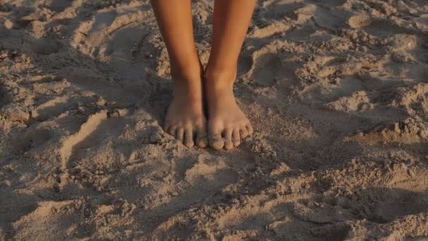 ภาพระยะใกล ของเท าเปล วเท มไปด วยทราย — วีดีโอสต็อก