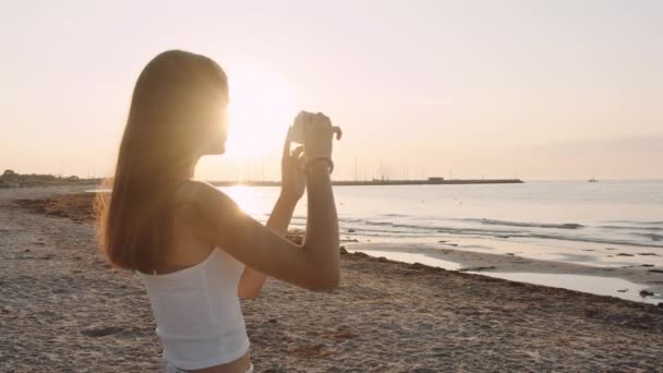 Tiro Médio Uma Jovem Apontando Sua Câmera Para Mar — Vídeo de Stock