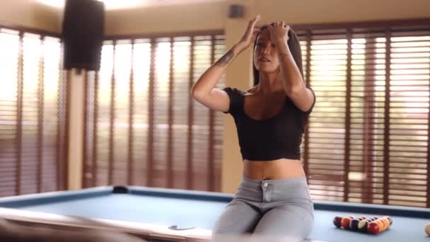 Een Medium Shot Van Een Vrouw Zittend Een Pooltafel Raakt — Stockvideo