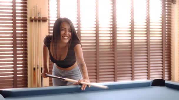 Zoom Tiro Uma Mulher Sorrindo Prestes Fazer Uma Pausa Piscina — Vídeo de Stock