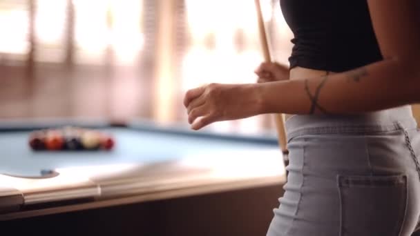 Close Shot Woman Arms Tattoos While Walking Holding Cue Stick — Stock Video