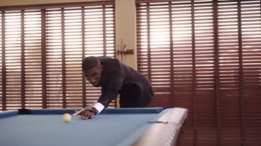 Bilardo oyununun başlamasını işaret eden adam tarafından yapılan bir mola atışı.