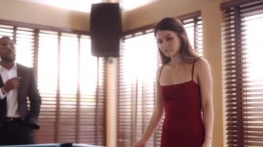 Vurmadan önce bilardo masasına bakan bir kadının videosu.