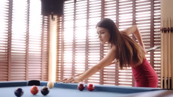 プールのテーブルでキューボールを打つ女性 — ストック動画