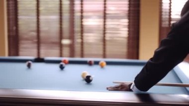 Bir bilardo oyununda bir adamın çektiği bir video.