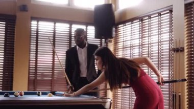 Bilardo masasında bilardo oynayan bir adamın videosu.