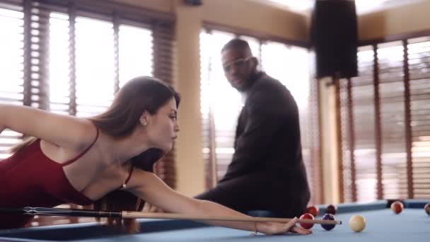 Ein Mann Beobachtet Die Frau Bei Einem Pool Spiel — Stockvideo