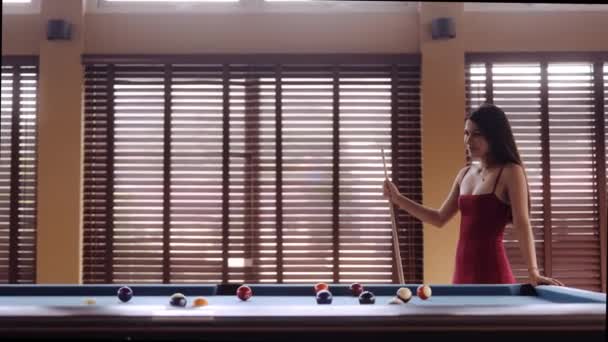 Una Donna Che Osserva Palle Biliardo Muoversi Sul Tavolo Biliardo — Video Stock