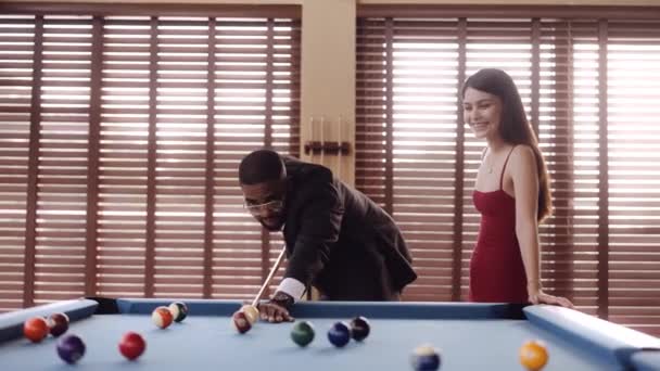 Eine Frau Lächelt Während Sie Dem Mann Beim Poolspielen Zusieht — Stockvideo
