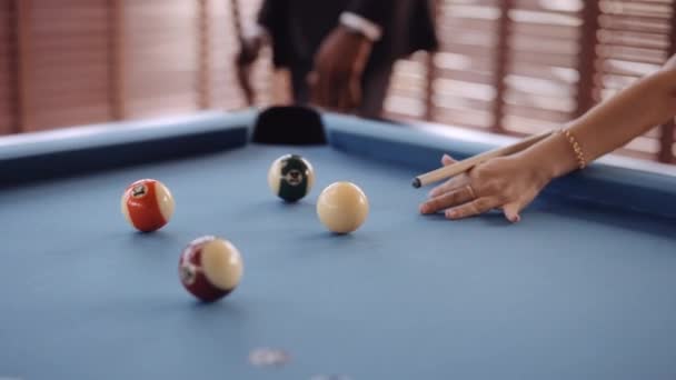 キューボールを打つキュースティックのクローズアップビデオを示すビデオ — ストック動画