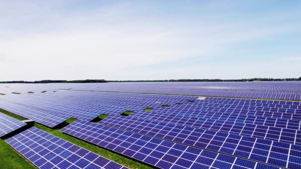 Воздушный Панорамный Снимок Солнечной Батареи Обращенной Солнцу Углом — стоковое видео