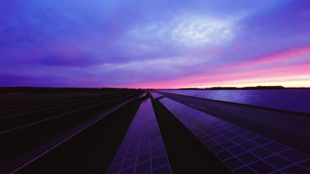 夕阳西下时 从空中拉开一束太阳能电池组的照片 — 图库视频影像