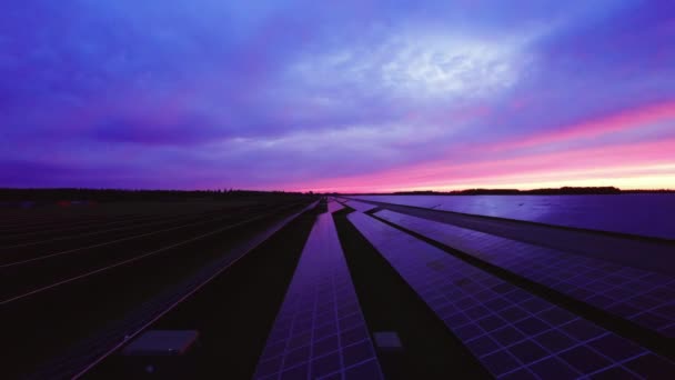 Güneş Enerjisi Çiftliğinin Günbatımı Manzarasının Hava Görüntüsü — Stok video