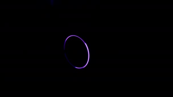 Mor Spot Işıklarının Odaklandığı Karanlık Bir Arkaplanda Dönen Bir Hava — Stok video