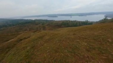 Himmelbjerget kulesinin üzerinden bir dron uçuyor ve hava dublörlüğü yaparken kalenin altından aşağıya doğru yarışıyor.