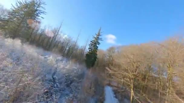 Drone Corrida Voa Acima Chão Nevado Faz Truque Estilo Livre — Vídeo de Stock