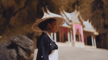 Kuha Karuhas Pavyonu 'nun yakınlarında yürüyen bir kadının görüntüsü.