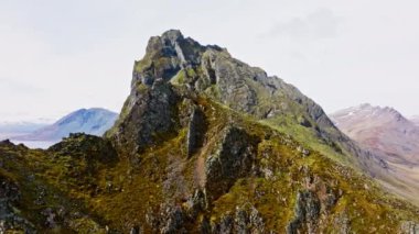 Eystrahorn Dağı 'nın tepesinin gündüz drone görüntüsü yamacının kayalık ve dik yüzeyini gösteriyor.