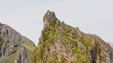 Gündüz İHA görüntüsü Eystrahorn dağının zirvesinin kayalık ve çimenli yüzeyini gösteriyor