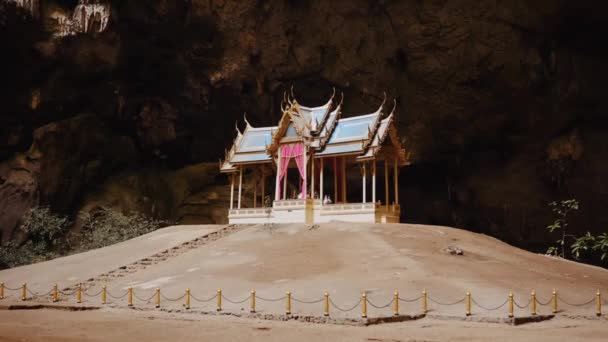 Amplio Plano Del Pabellón Kuha Karuhas Ubicado Cueva Phraya Nakhon — Vídeos de Stock