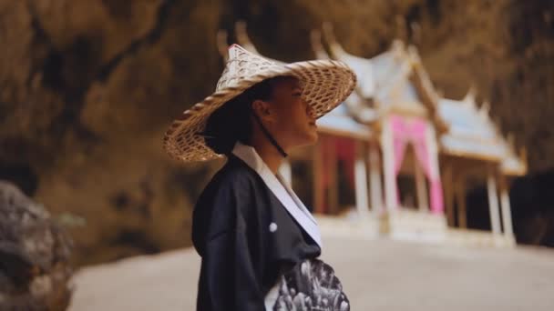 Medium Side View Shot Woman Kimono Bamboo Hat Walking Rocky — Stock Video