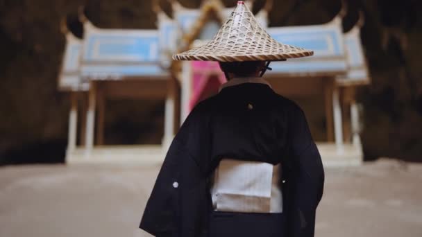 Вид Сзади Женщину Кимоно Бамбуковой Шляпе Медленно Идущую Размытому Золоту — стоковое видео