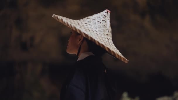 Tiro Arco Uma Mulher Usando Quimono Chapéu Bambu Olhando Para — Vídeo de Stock