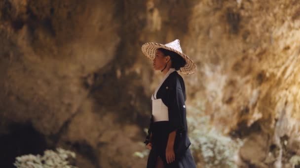 Μια Πλαϊνή Εικόνα Μιας Γυναίκας Που Φορούσε Κιμονό Και Καπέλο — Αρχείο Βίντεο