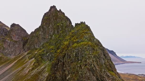 Foto Diurna Cresta Rocosa Montaña Eystrahorn Con Vista Las Aves — Vídeo de stock