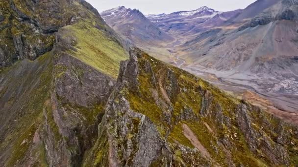 Daytime Drone View Sharp Ridgelines Steep Grassy Summit Eystrahorn Mountain — Stock Video