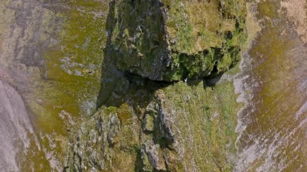 Drone Diurno Disparó Lentamente Acercándose Punta Afilada Del Pico Montaña — Vídeo de stock