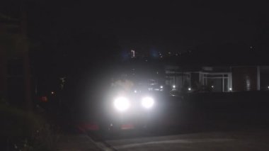 ATV 'de farları yanan bir adamın videosu hedefe varıyor.