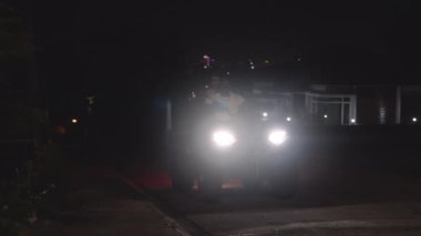 Gece vakti bir öpücükle veda eden kadını bırakan adamı gösteren bir video.
