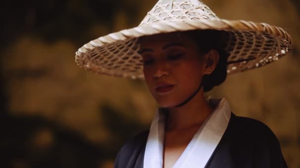 Μια Κοντινή Φωτογραφία Μιας Γυναίκας Που Φοράει Κιμονό Και Καπέλο — Αρχείο Βίντεο