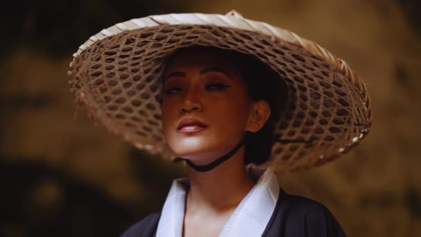 Lovitură Aproape Unei Femei Îmbrăcată Într Kimono Atinge Pălăria Bambus — Videoclip de stoc