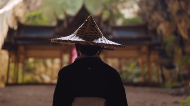 Zoom Skott Visar Kvinnans Bambu Hatt Mot Suddiga Guld Blått — Stockvideo