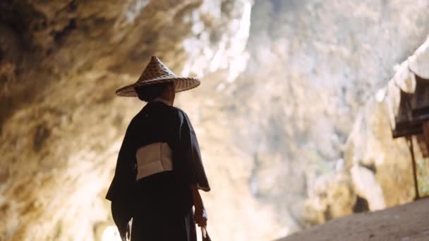 Średni Pełny Strzał Kobiety Noszącej Kimono Bambusowy Kapelusz Obracającej Się — Wideo stockowe