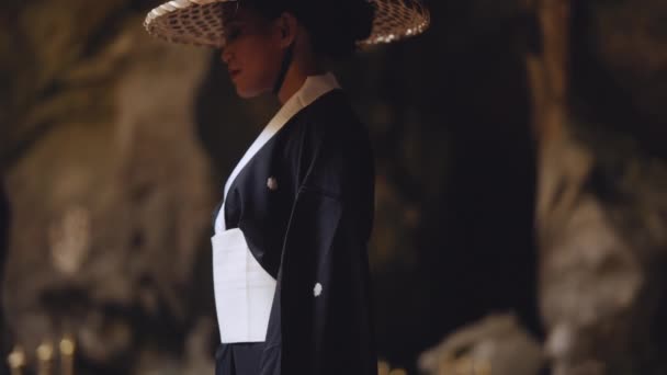 Strzał Pochylenia Poruszający Się Dół Kobiety Noszącej Kimono Drewniane Sandały — Wideo stockowe