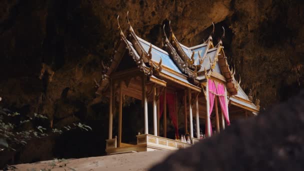 Tiro Completo Pavilhão Kuha Karuhas Dentro Caverna Phraya Nakhon Durante — Vídeo de Stock