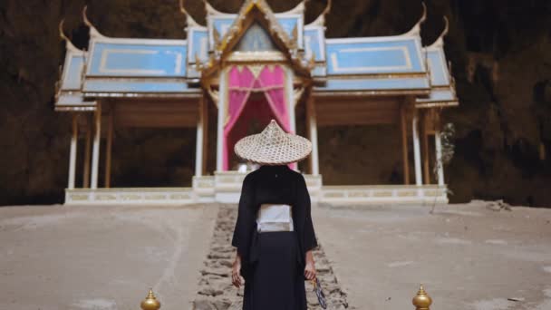 Μια Πίσω Όψη Μιας Γυναίκας Που Φοράει Κιμονό Στέκεται Βραχώδη — Αρχείο Βίντεο