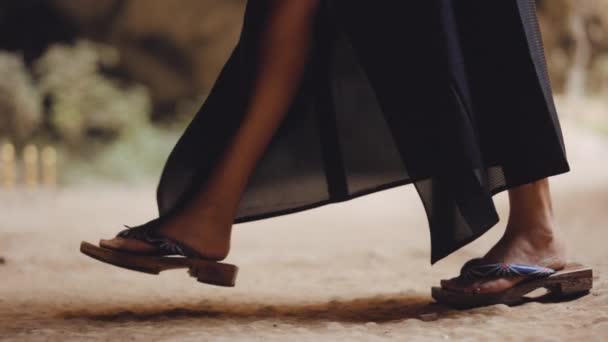 Strzał Bliska Kobiecej Stopy Tradycyjnych Drewnianych Sandałach Poruszających Się Kierunku — Wideo stockowe
