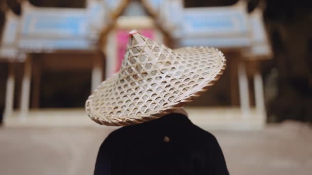 Женщина Кимоно Бамбуковой Шляпе Оглядывается Вокруг Пещеры Размытый Павильон Куха — стоковое видео