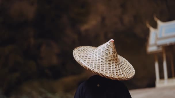 Задний Вид Женщины Кимоно Бамбуковой Шляпе Стоящей Месте Оглядываясь Вокруг — стоковое видео