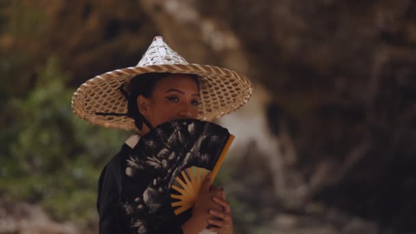 Femeie Care Poartă Pălărie Kimono Bambus Uită Apoi Direct Cameră — Videoclip de stoc