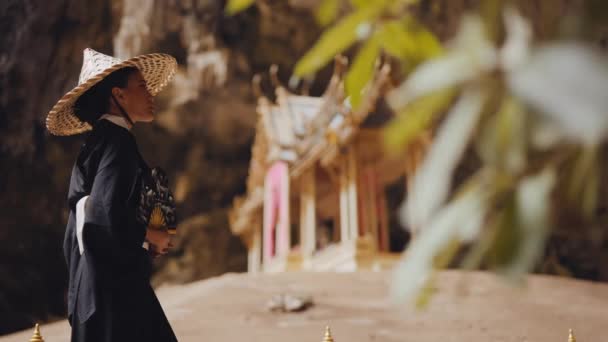Femeie Kimono Pălărie Bambus Fluturându Ventilatorul Mâinii Merge Marginea Pavilionului — Videoclip de stoc