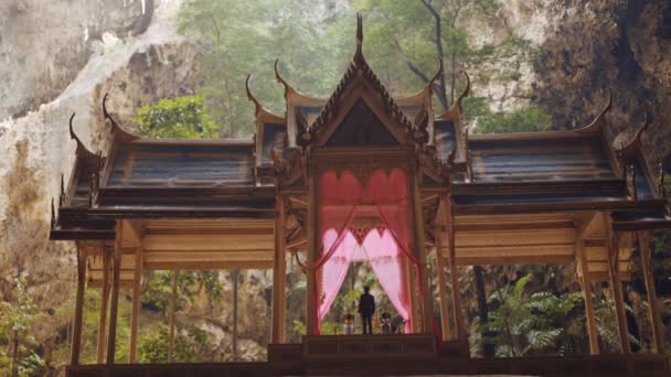 Kuha Karuha Pavyonu Nun Görüntüsü Kameraya Yakın Kimono Bambu Şapkalı — Stok video