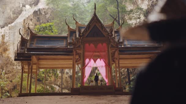 一张库哈卡鲁哈亭子的照片和一个戴着和服 头戴竹帽的女人走到右边的模糊的后视镜 — 图库视频影像
